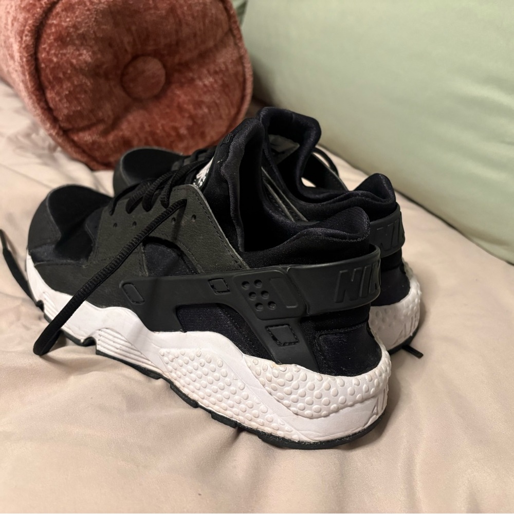 Women’s Nike - Picture 2 of 4